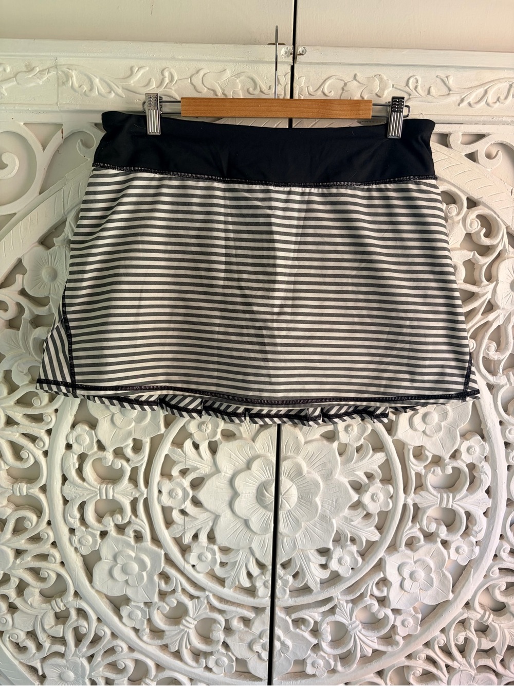Lululemon Black White Stripe Ruffle Running Skirt Skort Size 10 Tall